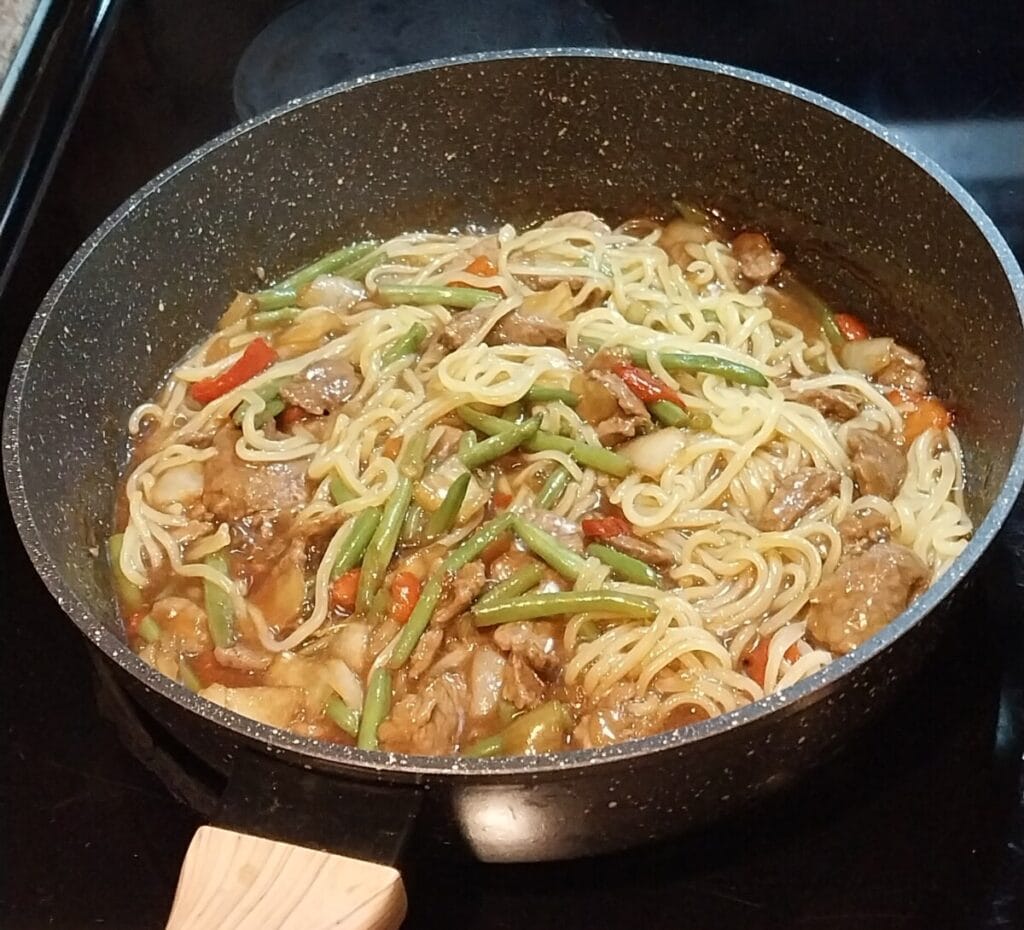 A dish made by combining frozen ramen and Mongolian beef.