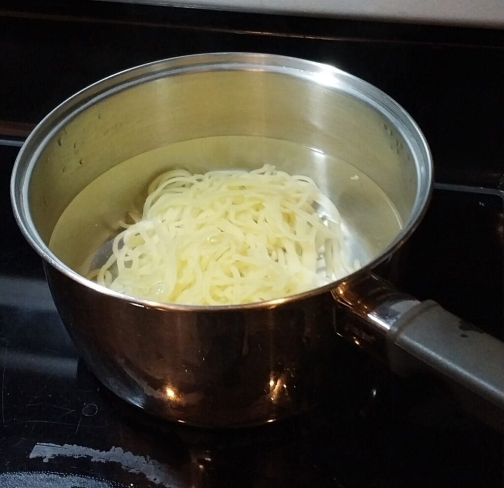 Process of cooking TOKOMI frozen ramen in boiling water for 30 seconds