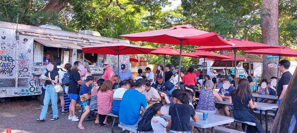 Giovanni Shrimp Truck in Oahu North Shore-outdoor tables 